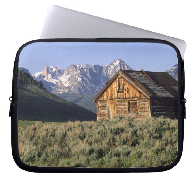 Funda Para Portátil Una cabaña de madera y las montañas de Sawtooth en (Frente)