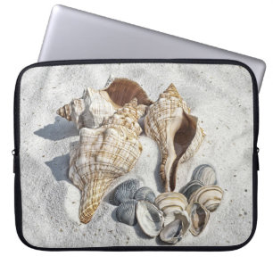 Funda Para Portátil Una colección de conchas de mar en la arena