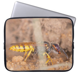 Funda Para Portátil Una fotografía en primer plano de una avispa