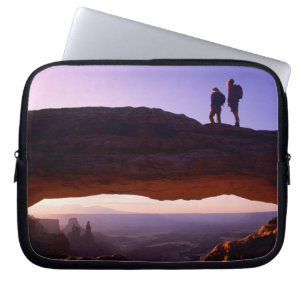 Funda Para Portátil Una pareja observa el amanecer desde la cima del A