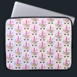 Funda Para Portátil Unicornio de moda con corona floral y mariposas<br><div class="desc">Una manga portátil con un patrón de repetición. Un unicornio rosa de moda. Decorado con un elegante cabecero de flores. Mariposas caprichosas volando por ahí. Un fondo de color morado pálido y amarillo acuático.</div>