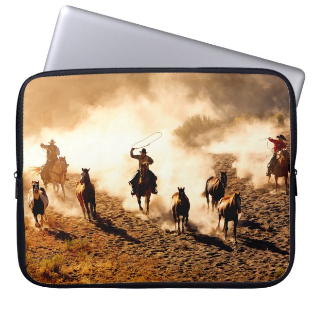 Funda Para Portátil Vaqueros persiguiendo caballos marchitos. rodadura (Frente)