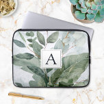 Funda Para Portátil Vegetación rústica de color de agua monogramada<br><div class="desc">Presentamos nuestra funda de portátil de color acuático rústico de color verde monocromático. Con ilustracion acuarela de hojas tropicales ramo con un monograma que se puede personalizar. Ideal para los amantes de la naturaleza.</div>