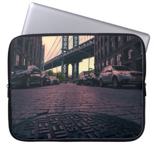 FUNDA PARA PORTÁTIL VEHÍCULO GRIS EN LA CARRETERA AL LADO DEL EDIFICIO
