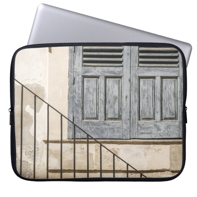 FUNDA PARA PORTÁTIL VENTANA DE MADERA GRIS (Frente)