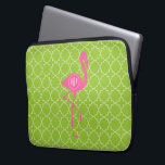 Funda Para Portátil Verde lima rosada Quatrefoil del flamenco del<br><div class="desc">Un regalo que ofrece un ilustracion de una silueta rosada del flamenco sobre un fondo del quatrefoil de la verde lima.  Personalice con su nombre dentro del círculo en el cuerpo del flamenco.</div>