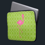 Funda Para Portátil Verde lima rosada Quatrefoil del flamenco del<br><div class="desc">Un regalo que ofrece un ilustracion de una silueta rosada del flamenco sobre un fondo del quatrefoil de la verde lima.  Personalice con su nombre dentro del círculo en el cuerpo del flamenco.</div>