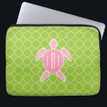 Funda Para Portátil Verde rosado con monograma Quatrefoil de la<br><div class="desc">Un regalo que ofrece un ilustracion de una tortuga de mar rosada.  Personalice con su monograma en la cáscara de la tortuga.  El fondo es modelo del quatrefoil de la verde lima.</div>