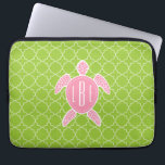 Funda Para Portátil Verde rosado con monograma Quatrefoil de la<br><div class="desc">Un regalo que ofrece un ilustracion de una tortuga de mar rosada.  Personalice con su monograma en la cáscara de la tortuga.  El fondo es modelo del quatrefoil de la verde lima.</div>