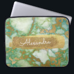 Funda Para Portátil Verde y mármol con Relieve metalizado dorado y Pur<br><div class="desc">Verde y Mármol con Relieve metalizado dorado y Purpurina Elegante Funda de nombres de monograma. Este funda se puede personalizar para incluir su nombre de pila.</div>