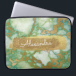 Funda Para Portátil Verde y mármol con Relieve metalizado dorado y Pur<br><div class="desc">Verde y Mármol con Relieve metalizado dorado y Purpurina Elegante Funda de nombres de monograma. Este funda se puede personalizar para incluir su nombre de pila.</div>