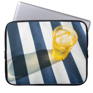Funda Para Portátil Vidrio transparente con líquido amarillo