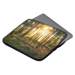 Funda Para Portátil Vigas de sol brillan en el bosque de pinos