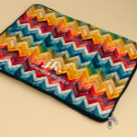 Funda Para Portátil Vintage Colorful Chevron Monograma arco iris<br><div class="desc">Presentamos nuestro elegante diseño de monograma,  mostrando grandes iniciales tipográficas en un tipo de letra clásico intemporal,  complementado con su nombre a continuación y adornado con rayas de chevron color arcoiris de moda.</div>