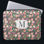 Funda Para Portátil Vintage Floral ⎥ Monograma Manga de ordenador<br><div class="desc">Fondo gris suave con patrón inoxidable floral vintage en tonos de resorte blush,  melocotón y melocotón con monograma personalizado en fuente serif</div>
