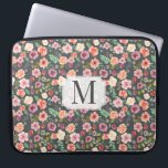 Funda Para Portátil Vintage Floral ⎥ Monograma Manga de ordenador<br><div class="desc">Fondo gris suave con patrón inoxidable floral vintage en tonos de resorte blush,  melocotón y melocotón con monograma personalizado en fuente serif</div>