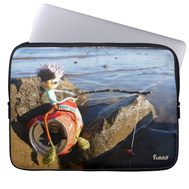 Funda Para Portátil Vissende Fubby op een blikje aan de waterkant. (Frente)