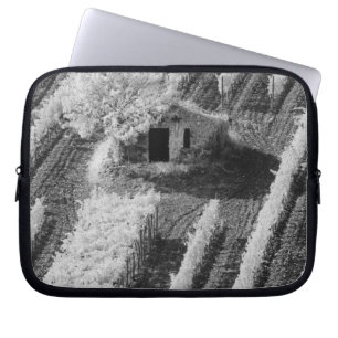 Funda Para Portátil Vista en blanco y negro de un pequeño granero de p