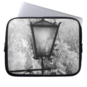 Funda Para Portátil Vista en blanco y negro de una luminaria