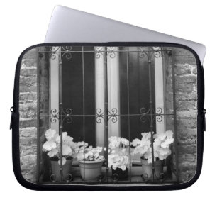 Funda Para Portátil Vista en blanco y negro de ventana y macetas
