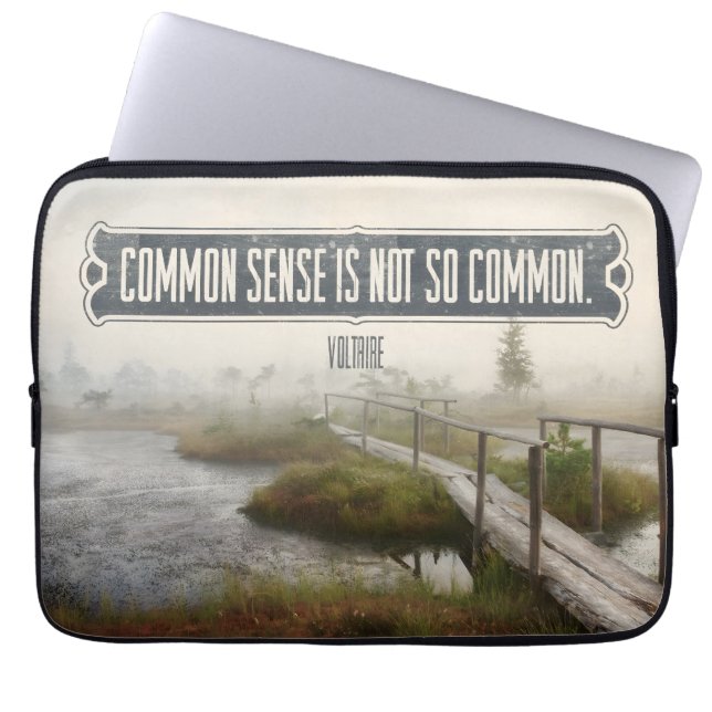 Funda Para Portátil Voltaire Inspiradora cita "sentido común" (Frente)