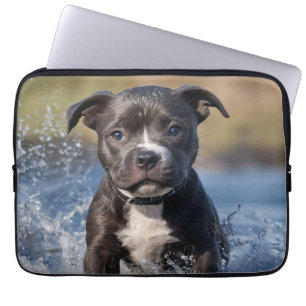 Funda Para Portátil "Wave Chaser: Una golondrina mullida jugando en el