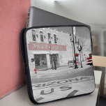 Funda Para Portátil Winslow Arizona Red Splash Fotografía<br><div class="desc">Un toque de color rojo permanece en una imagen en blanco y negro de un popular destino a lo largo de la ruta histórica 66 Winslow,  Arizona.</div>