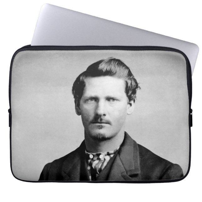 Funda Para Portátil Wyatt Earp: Lawman, Gunfighter, guardián de Saloon (Frente)