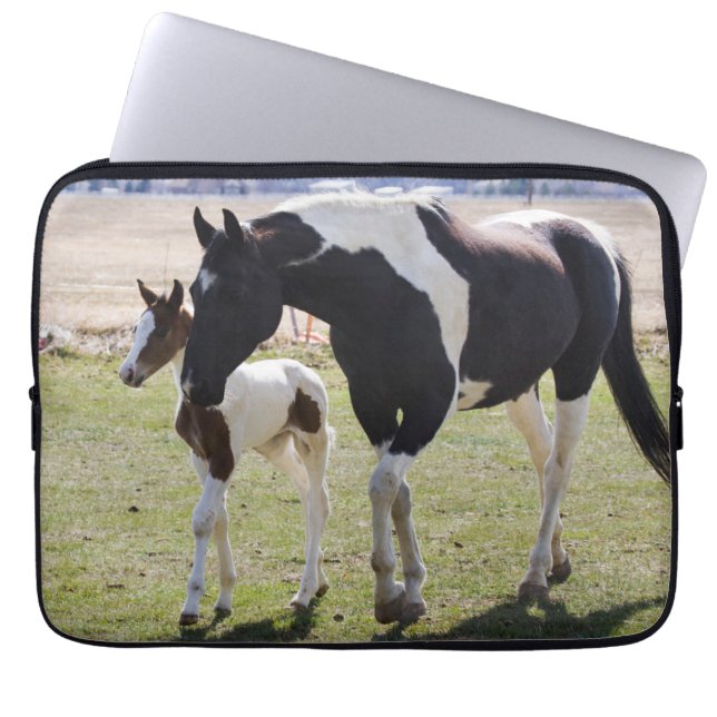 Funda Para Portátil Yegua y potra caminando (Frente)
