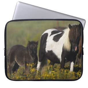 Funda Para Portátil Yegua y potro miniatura en las flores