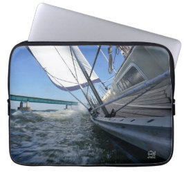 Funda Para Portátil Zeilboot met koers op brug.