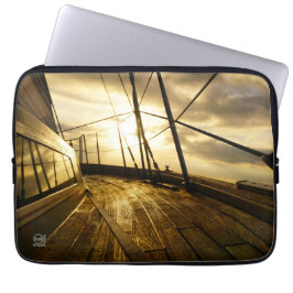 Funda Para Portátil Zeiljacht bij ochtendzon met wolken lucht.