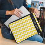 Funda Para Portátil Zigzag Amarillo, Chevron Amarillo, Tu Nombre<br><div class="desc">Elegante,  elegante y sofisticado zigzag (chevron) en color amarillo y blanco. Regalo moderno y moderno,  perfecto para el amante del zigzag en tu vida. Personalice agregando su nombre,  apodo,  monograma o iniciales.</div>
