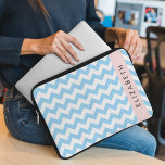 Funda Para Portátil Zigzag Azul, Chevron Azul, Patrón De Ondas, Su Nom<br><div class="desc">Elegante,  elegante y sofisticado zigzag (chevron) de color azul y blanco. Regalo moderno y moderno,  perfecto para el amante del zigzag en tu vida. Personalice agregando su nombre,  apodo,  monograma o iniciales.</div>