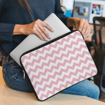 Funda Para Portátil Zigzag rosa, Chevron rosado, patrón geométrico<br><div class="desc">Elegante,  elegante y sofisticado zigzag (chevron) de color rosa y blanco. Regalo moderno y moderno,  perfecto para el amante del zigzag en tu vida.</div>