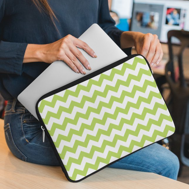 Funda Para Portátil Zigzag verde, Chevron verde, patrón geométrico (Subido por el creador)