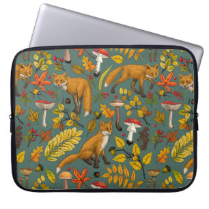 Funda Para Portátil zorros otoñales sobre verde pino