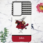 Funda Para Samsung Galaxy S21  Alicia en el Conejo Rojo Blanco de Maravilla con T<br><div class="desc">Este diseño monogramado presenta el conejo blanco del cuento de hadas Alicia en el País de las Maravillas, ambientado en rojo y negro, con un diseño de arlequín de diamante blanco y negro. Esta interpretación nítida y vívida de esta liebre antropomórfica de este clásico diseño de cuento de hadas también...</div>