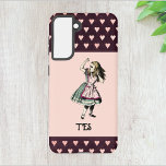 Funda Para Samsung Galaxy S21 Alicia en monograma de cuento de hadas en el país<br><div class="desc">¿Te gusta el cuento de hadas de Alicia en el País de las Maravillas? Este diseño presenta el ilustracion clásico de Alicia,  en burdeos y agua,  que parece desconcertada pero encantadora. Los corazones borgoñosos y de color rosa chispeante bordean el diseño. Agregue sus iniciales para personalizar este diseño.</div>