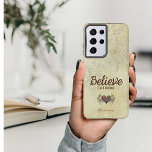 Funda Para Samsung Galaxy S21 Ultra Anciana Vintage Cree en el corazón con Angel Wings<br><div class="desc">estuche de teléfono bonito con un fondo de color crema con un aspecto vintage envejecido. La tipografía de moda te insta a "Creer y luego convertirse". El diseño incluye un corazón alado que ha sido digitalmente coloreado para coordinar con el fondo. Este funda se personaliza con un nombre en una...</div>