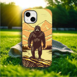 Funda Para Samsung Galaxy S22 Arte Retro Bigfoot Sasquatch Personalizado<br><div class="desc">Retro Bigfoot o Sasquatch parados en una roca frente a los pinos y una puesta de sol en las montañas. Hecho en colores vintage naranja,  amarillo y marrón.</div>