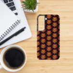 Funda Para Samsung Galaxy S22 Collarette roja Dahlia patrón floral en negro<br><div class="desc">Proteja su teléfono Samsung Galaxy S22 con este moderno estuche de teléfono que presenta la imagen de una flor de collarette Dahlia roja y amarilla con pétalos blancos, interiores sobre fondo negro e impresos en un patrón de repetición. ¡Un diseño floral y divertido! Seleccione su estilo de teléfono. NOTA: Es...</div>
