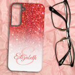 Funda Para Samsung Galaxy S22  Coral Faux Purpurina Ombre Moda Monograma Idea de<br><div class="desc">Este diseño de color oscuro de moda presenta un fondo purpurina de imitación de coral con texto de plantilla para un nombre y monograma de letra inicial. Personalice los campos de texto con un nombre y un nombre inicial, quite ambos o edite usando la herramienta de diseño para seleccionar un...</div>