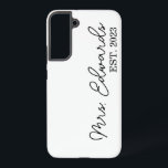 Funda Para Samsung Galaxy S22  Cursiva mínima Sra. Personalizado Apellido Boda Re<br><div class="desc">Este es un Personalizado cursivo mínimo Sra. Apellido Boda Regalo Samsung Galaxy Phone Case!</div>