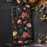 Funda Para Samsung Galaxy S22  Elegante negro Fantasía floral personalizada<br><div class="desc">Ricos y coloridos patrones florales con fantasía de flores rojas,  rosas y blancas y follaje verde sobre fondo negro. Incluye un elemento en blanco de personalizable para su nombre personal o monograma.</div>