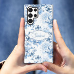 Funda Para Samsung Galaxy S22 Ultra Elegante nombre floral azul grabado/monograma<br><div class="desc">Elegante estampado floral de inspiración vintage con estampado azul y blanco con rollos ornamentales y viñas con etiqueta personalizado con campos de texto para su nombre y/o monograma.</div>