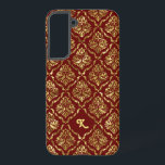 Funda Para Samsung Galaxy S22  Elegante Patrón De Damas De Oro Metálico En Rojo O<br><div class="desc">Impresión de textura metálica de oro,  damascos florales vintage con fondo rojo oscuro personalizado. Monograma de personalizable.</div>