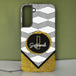 Funda Para Samsung Galaxy S22  Elegante patrón de zigazg blanco negro Purpurina d<br><div class="desc">Este diseño de zag en blanco y negro marca la parte superior del funda con un círculo de caligrafía purpurina de oro con el nombre y el texto de la plantilla de monograma de letra inicial sobre un falso fondo purpurina de oro. Rellene los campos de la plantilla o edite...</div>