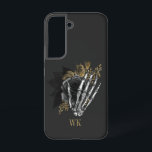 Funda Para Samsung Galaxy S22 Esqueleto floral vintage gótico negro y dorado<br><div class="desc">Estuche de teléfono gótico con monograma vintage caprichoso con rosas negros y dorados en mano esquelética.</div>