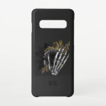 Funda Para Samsung Galaxy S10 Esqueleto floral vintage gótico negro y dorado<br><div class="desc">Estuche de teléfono gótico con monograma vintage caprichoso con rosas negros y dorados en mano esquelética.</div>